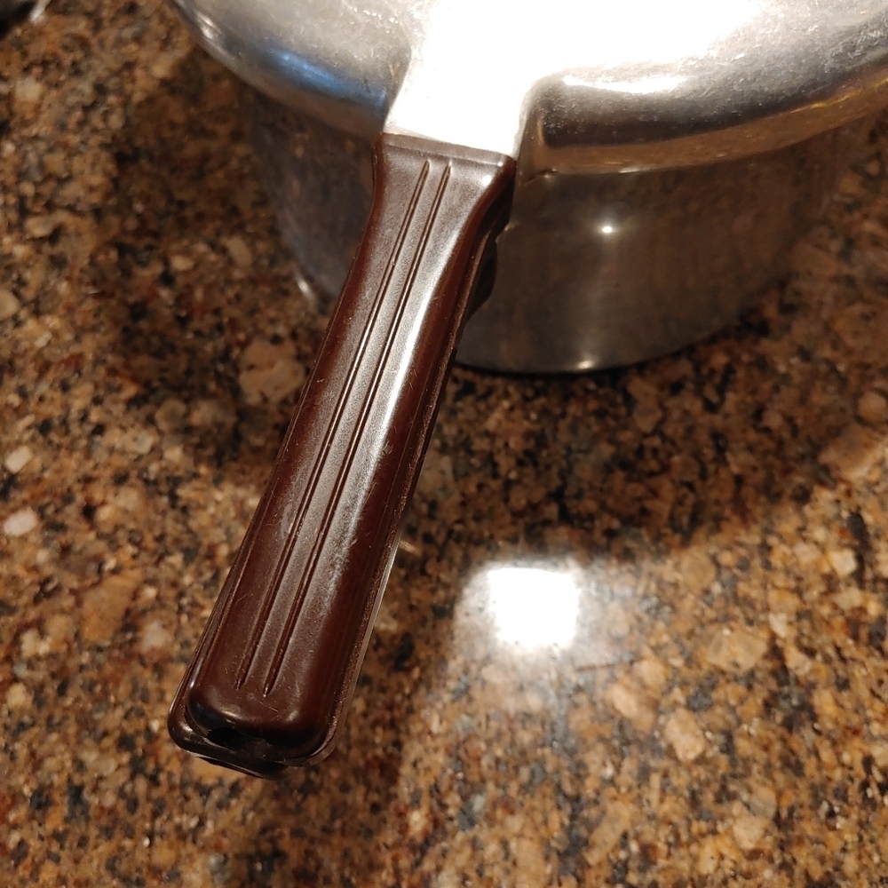 Presto pressure‎ cooker 5 qt model 406 - Picture 2 of 6